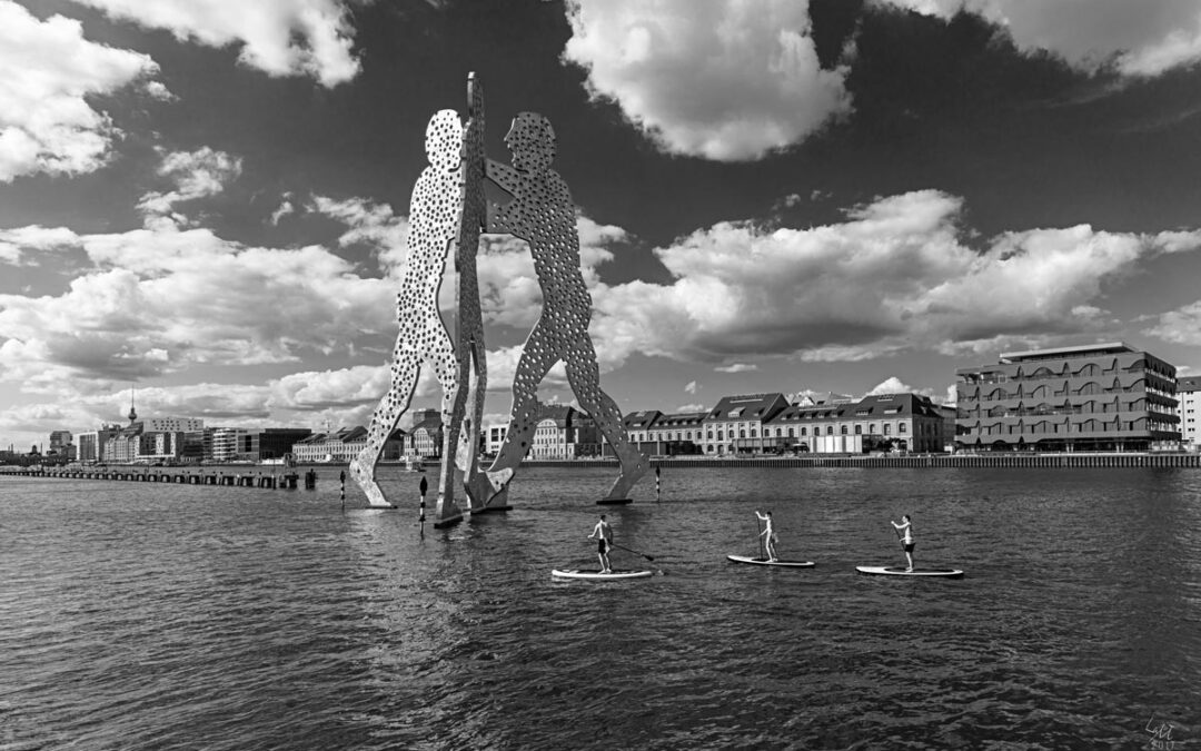 Street photo "3 zu 3" Molecule Man und Standup Paddler